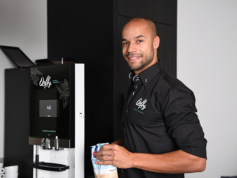 Quint vult een koffieautomaat bij met bonen