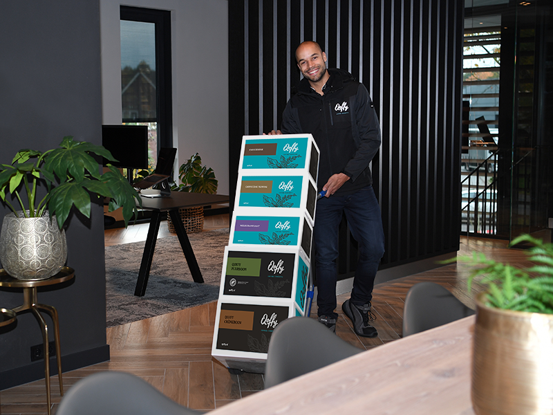 Quint komt binnen met dozen vol koffiebonen